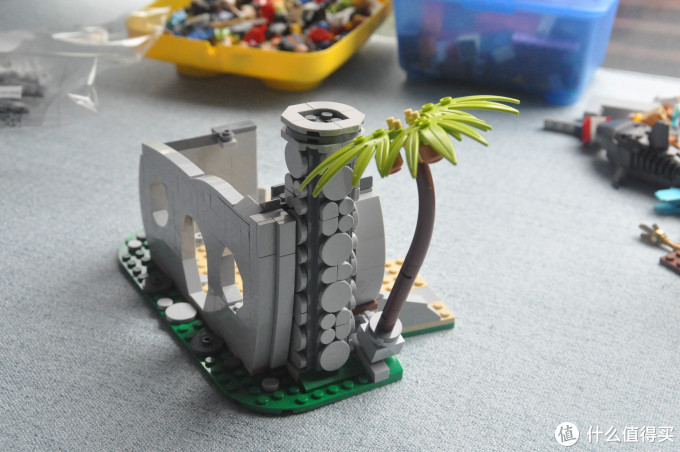 边上还有一棵椰子树.