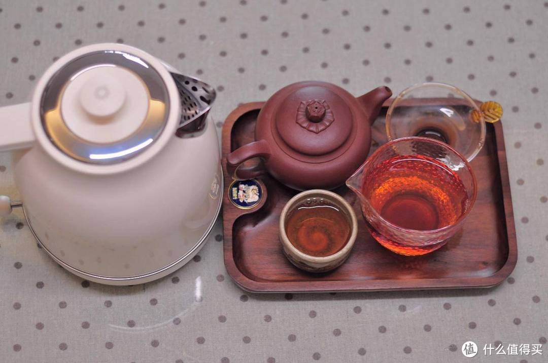 坐下来，煮上一盏茶，小坐恒温电热水壶体验。