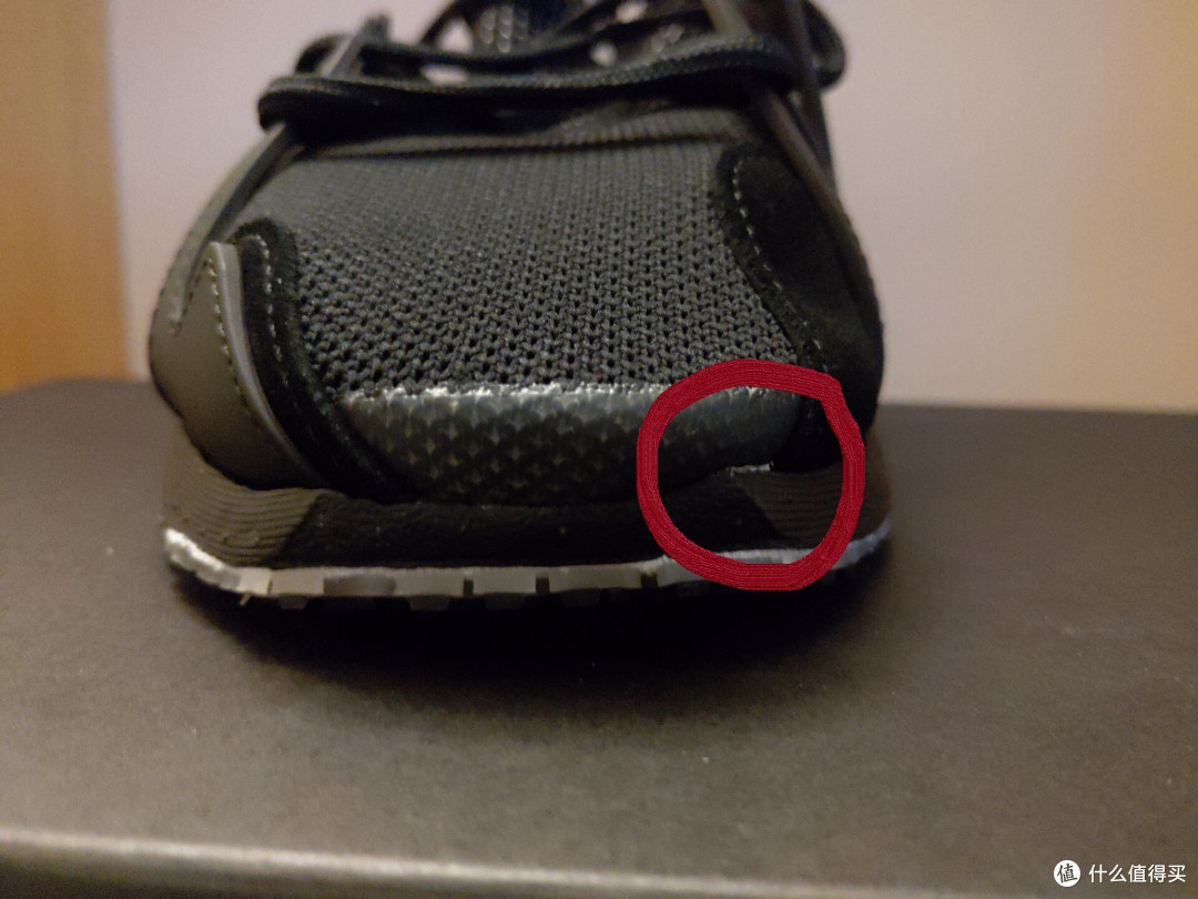 吹毛求疵的话,全鞋唯一一处溢胶.