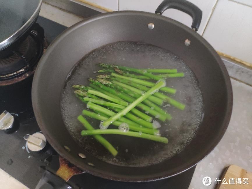 夏日里来一道爽脆可口的白灼芦笋