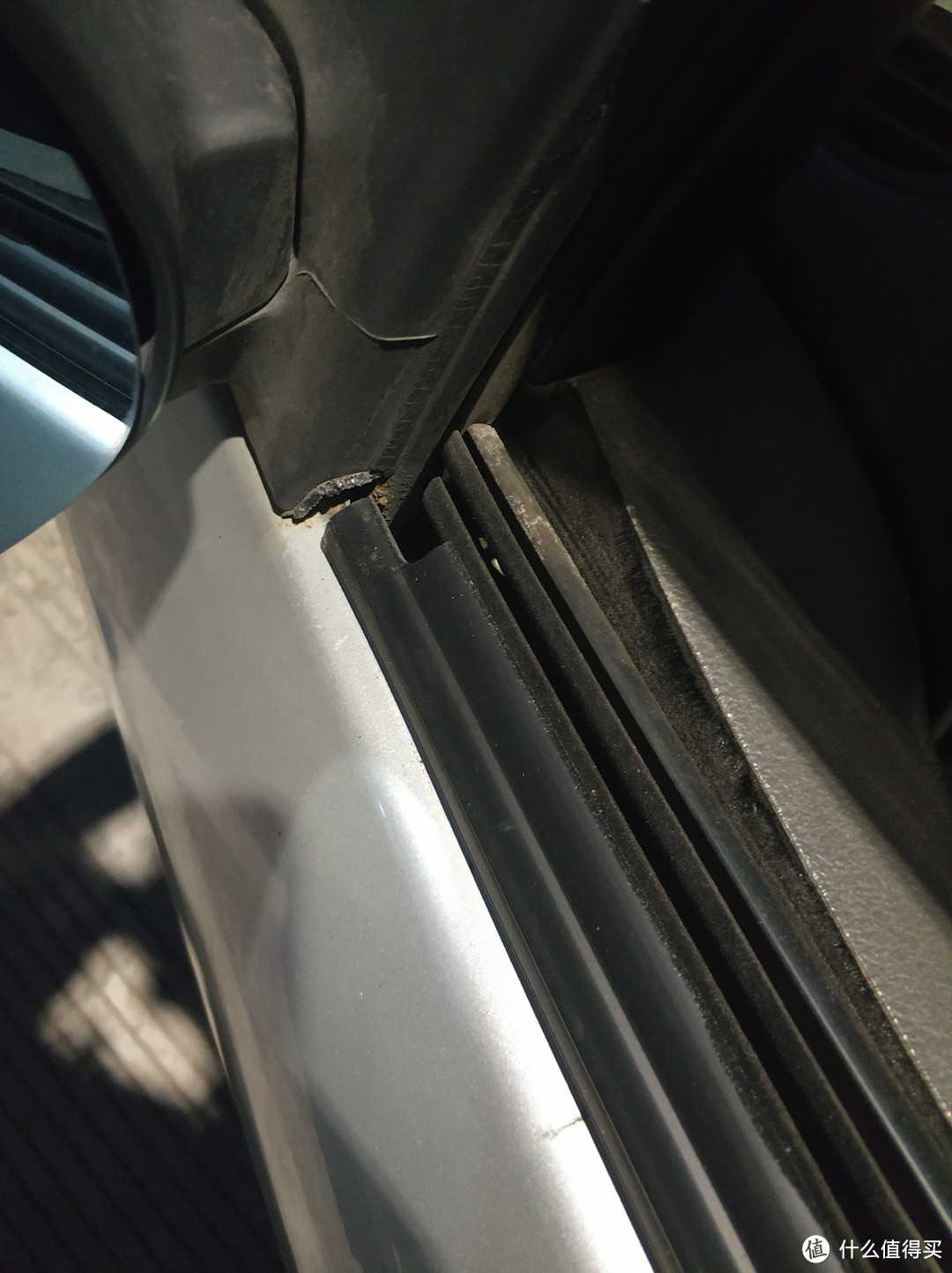 前面的车窗外条需要插进缝隙里，方便固定