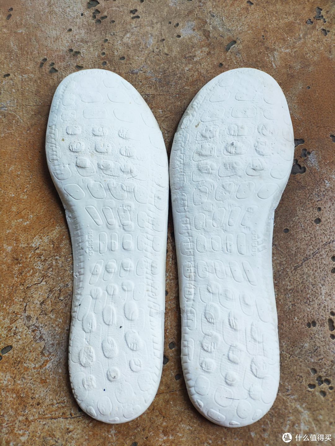 鞋底的boost字样都磨没了鞋头的阿迪logo超厚的boost中底,ub的logo