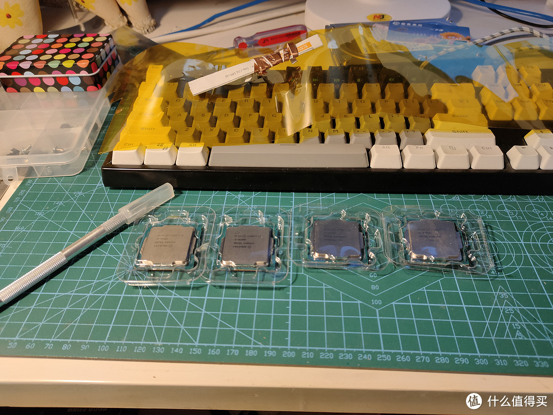 黄色的是绝缘胶布（寨板CPU上面贴的就是），金属的是短接材料