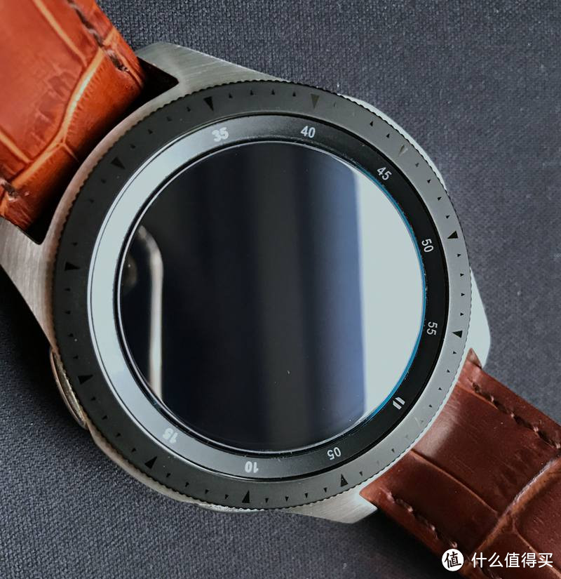 三星的表盘较gt2e要小一圈,而且是凹陷的,容易积灰