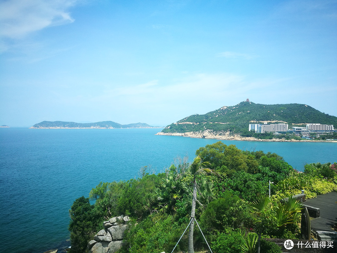 室外泳池的风景，对面为南沙湾酒店