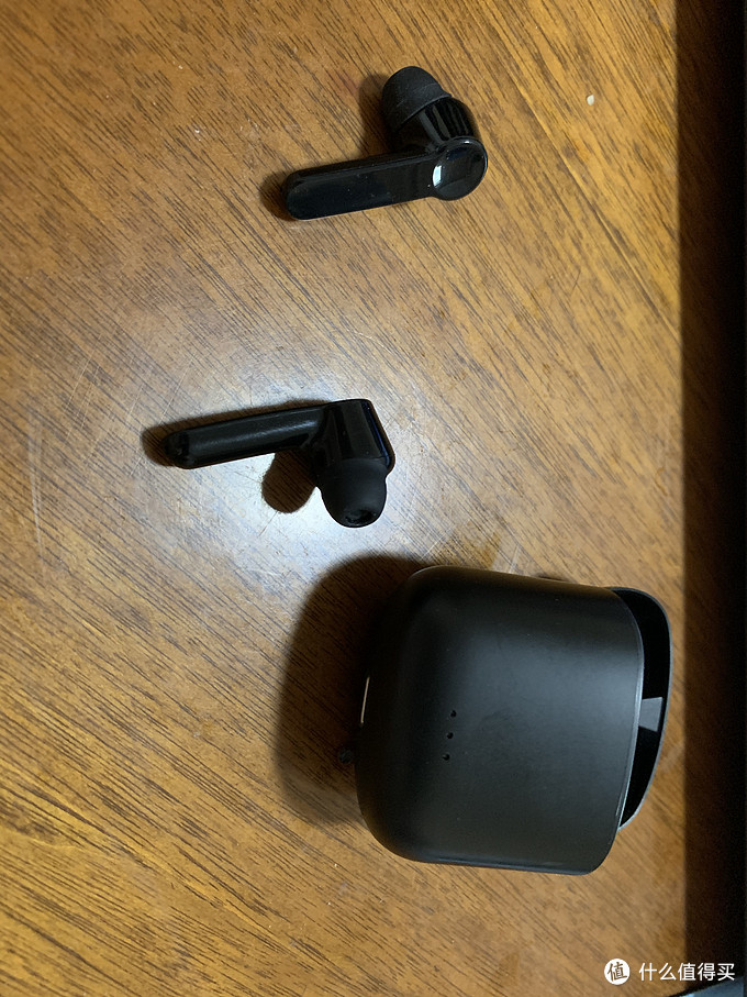 耳机从电池仓取出即连接，双击耳机上半部可以切歌，如果是苹果手机，召唤SIRI也很方便。