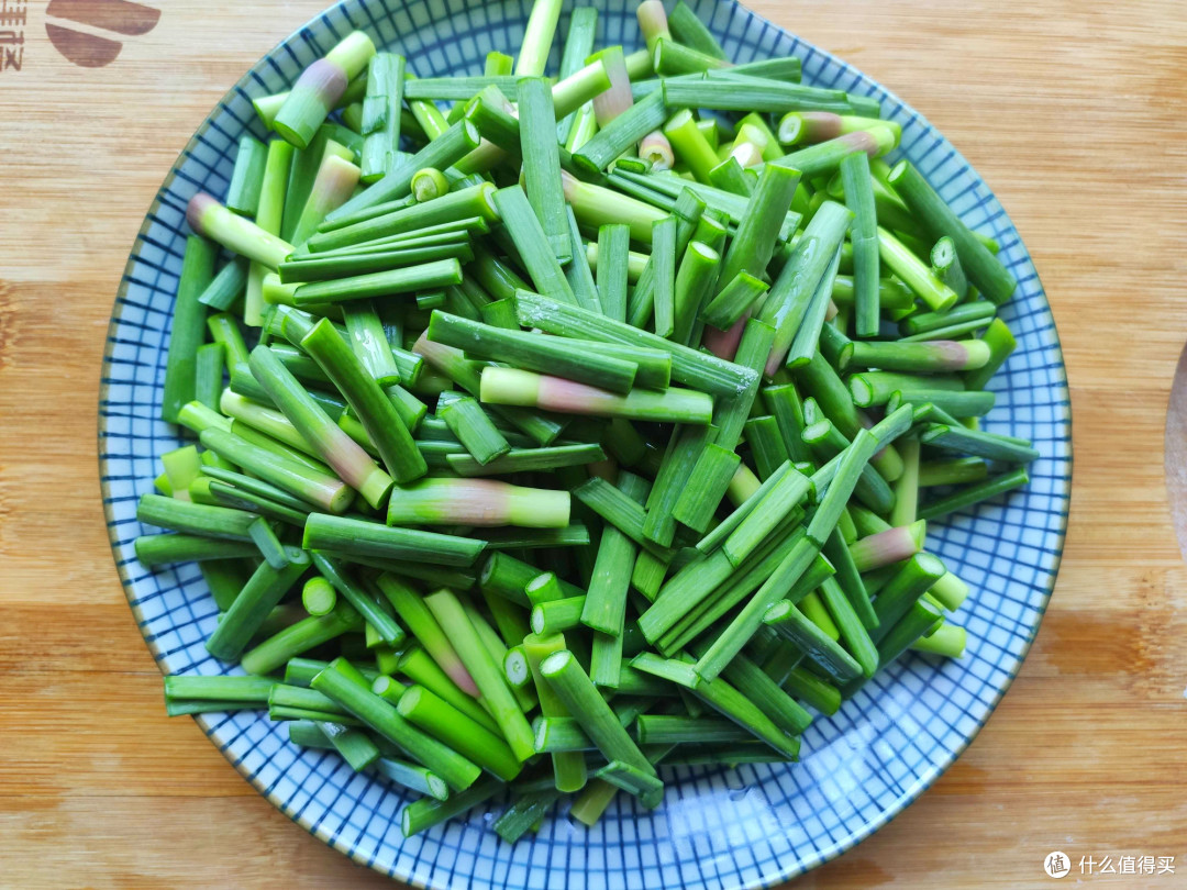 入夏吃这菜最好,和土豆简单搭配,营养又美味,配米饭老香了