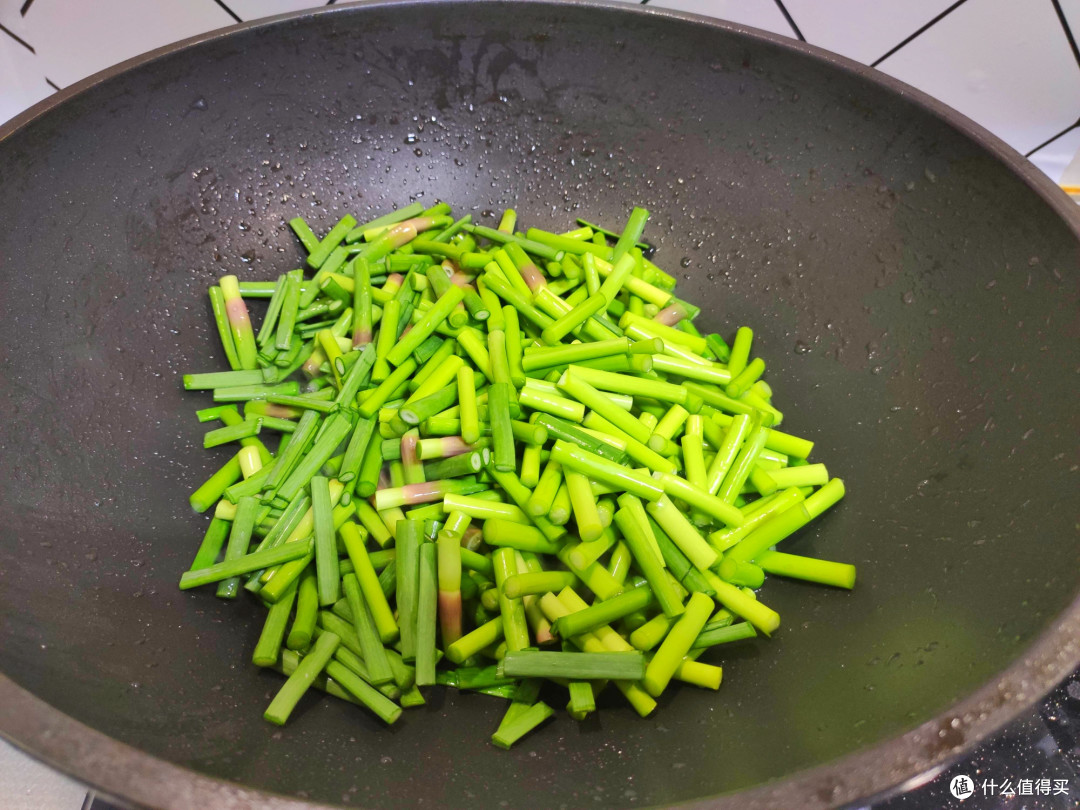 入夏吃这菜最好,和土豆简单搭配,营养又美味,配米饭老香了