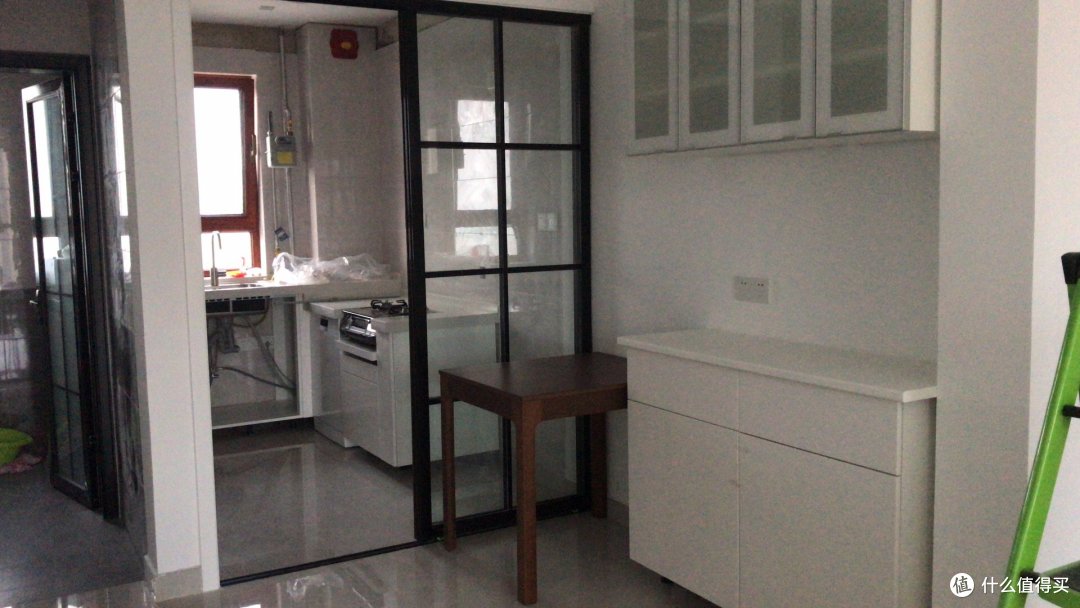 都说我这个餐桌比较不搭，大家有啥建议挽救一下吗？当时主要是有这个空，然后这款可以伸缩