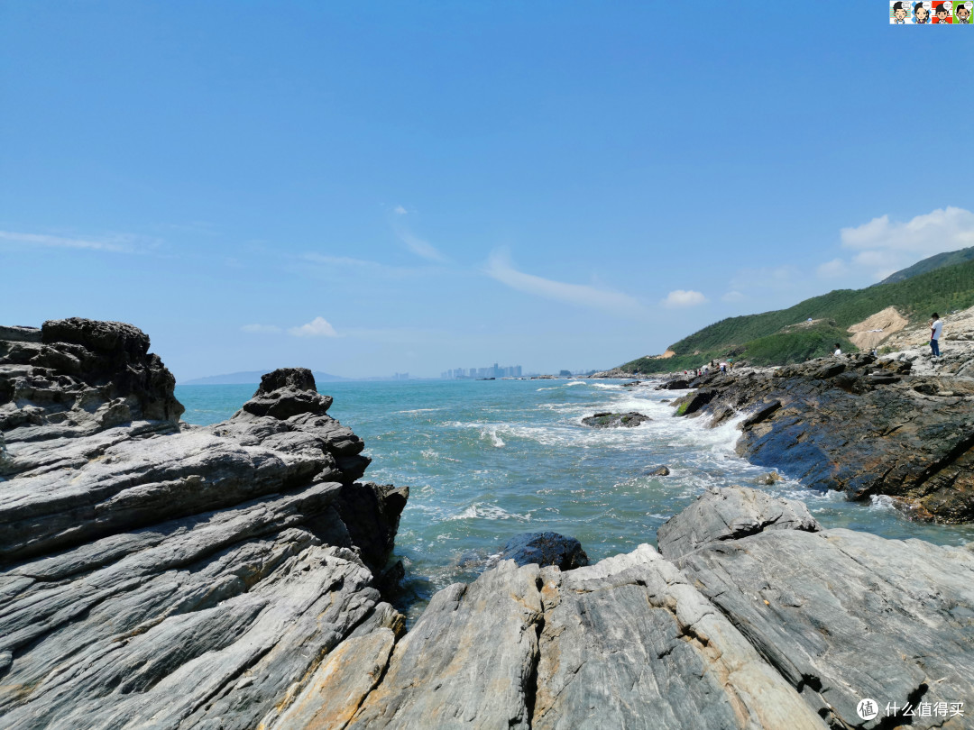蜿蜒曲折的海岸历经千万年的风吹浪打，方始形成如今瑰丽雄奇的地貌，大开眼界。