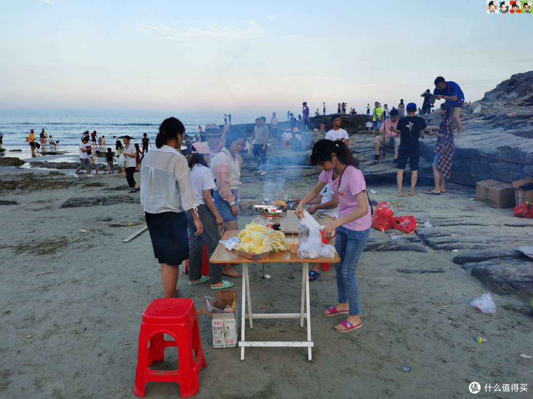 炊烟袅袅，指引着阿东飞回地面。