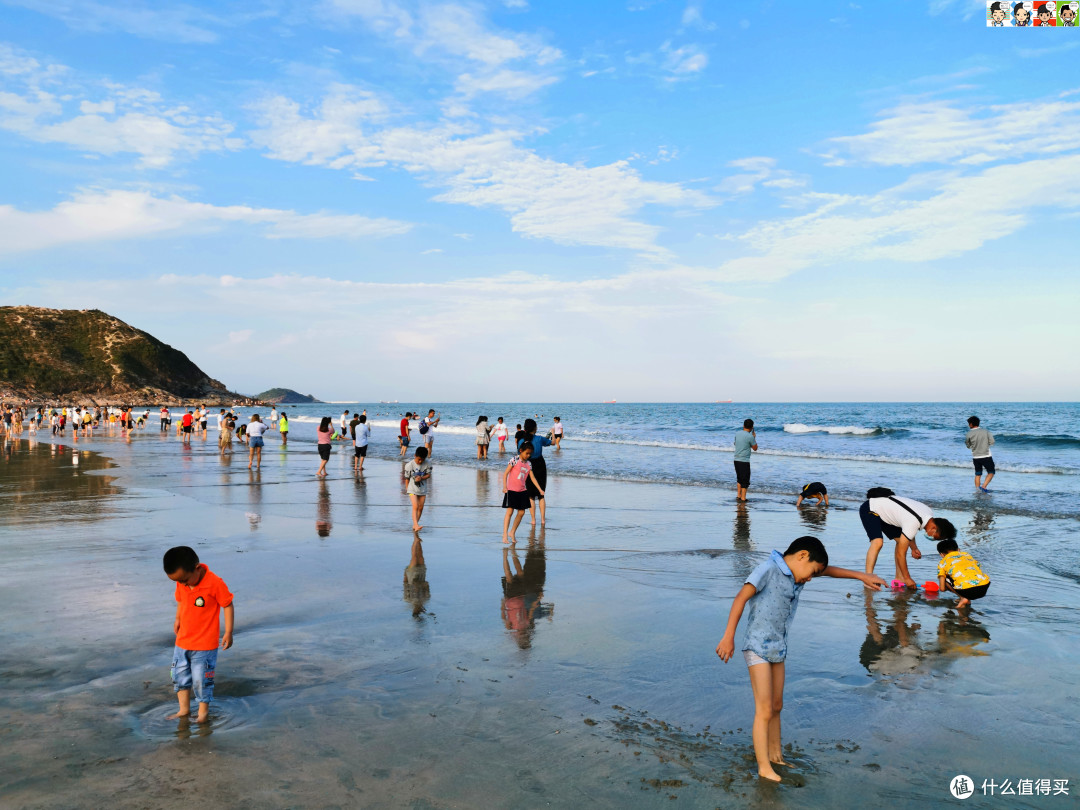下午6点,面对东方的杨屋沙滩虽然看不见日落在海平线,却也迎来了一天