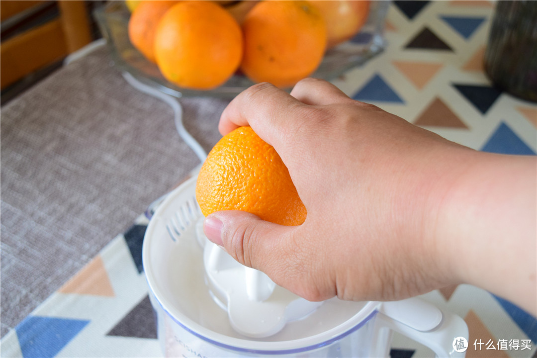 还在喝勾兑果汁？鲜榨的才更健康，心想柳橙机一按即可榨汁！