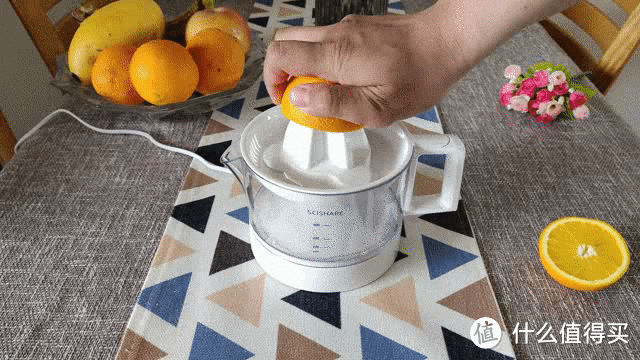 还在喝勾兑果汁？鲜榨的才更健康，心想柳橙机一按即可榨汁！