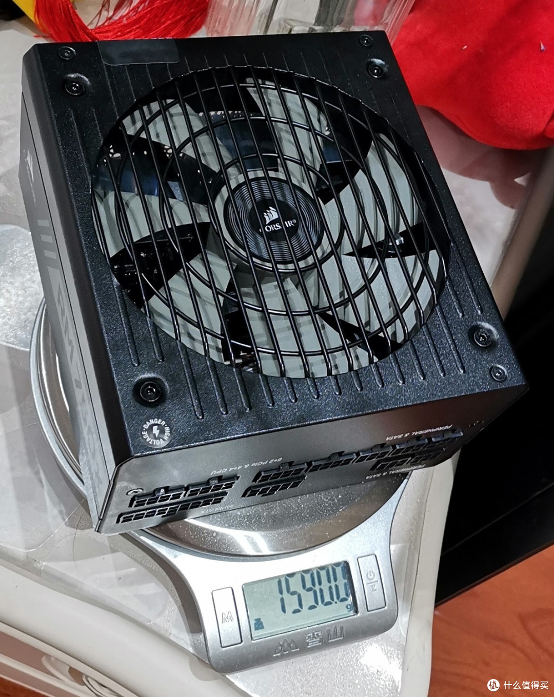 电源本体沉甸甸的，重量达到了1.59KG