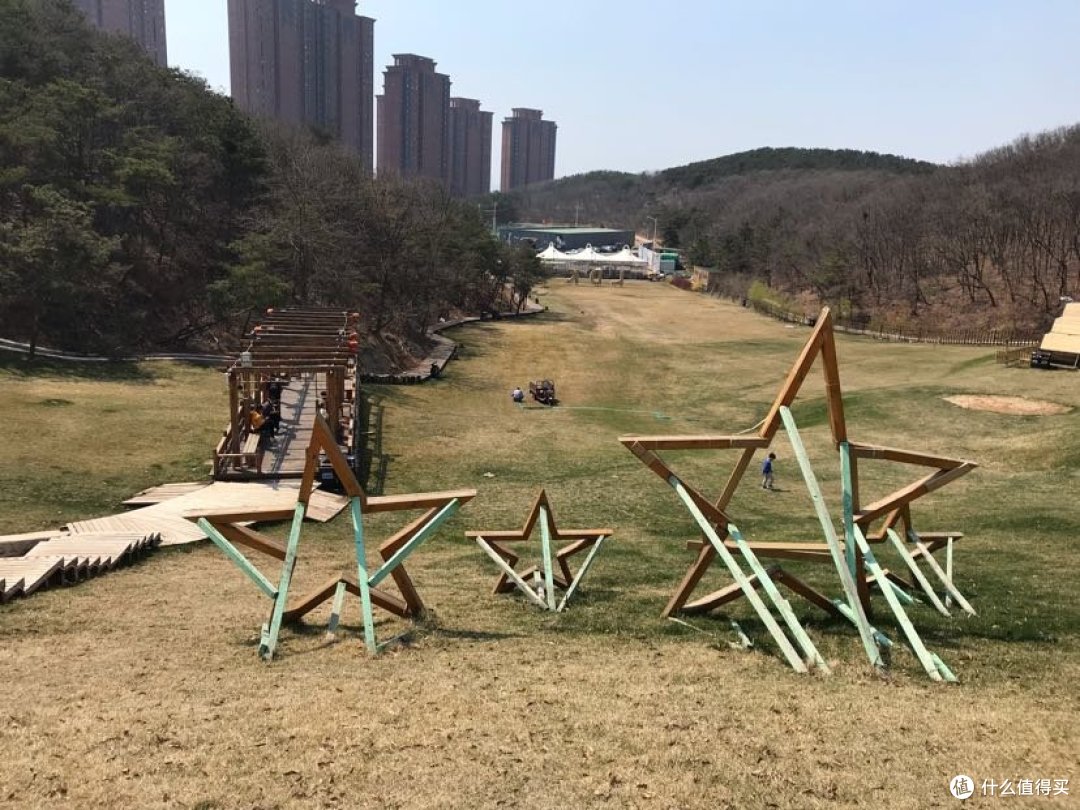 大连，分享一个遛娃的好地方，爸爸踢球，宝宝撒欢，各取所需各自玩耍