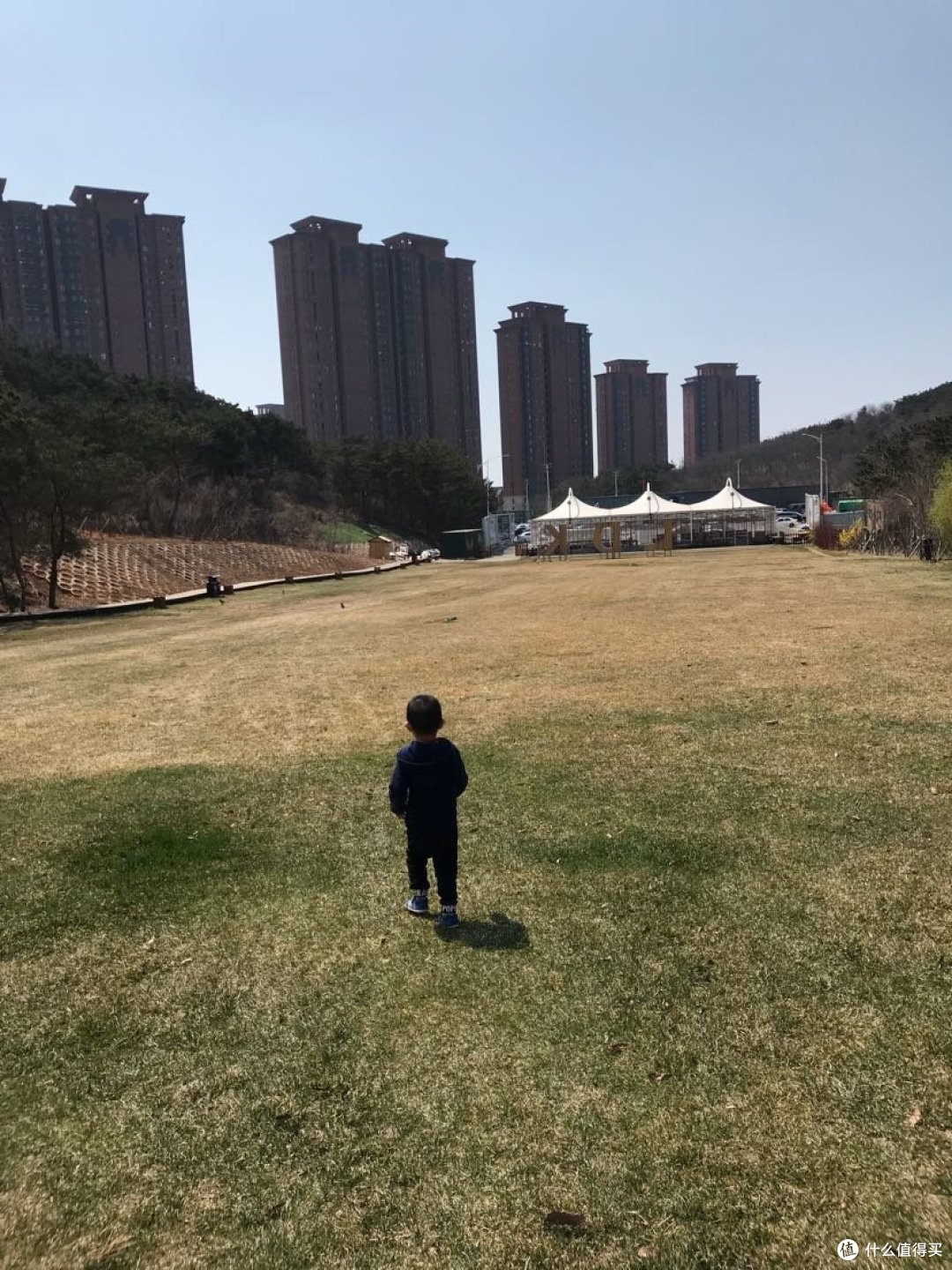 大连，分享一个遛娃的好地方，爸爸踢球，宝宝撒欢，各取所需各自玩耍