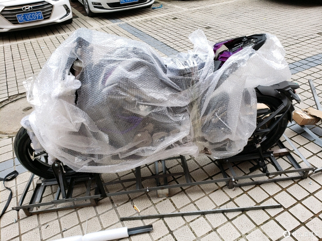 开箱一台国内最高配置150摩托车:启典150-u