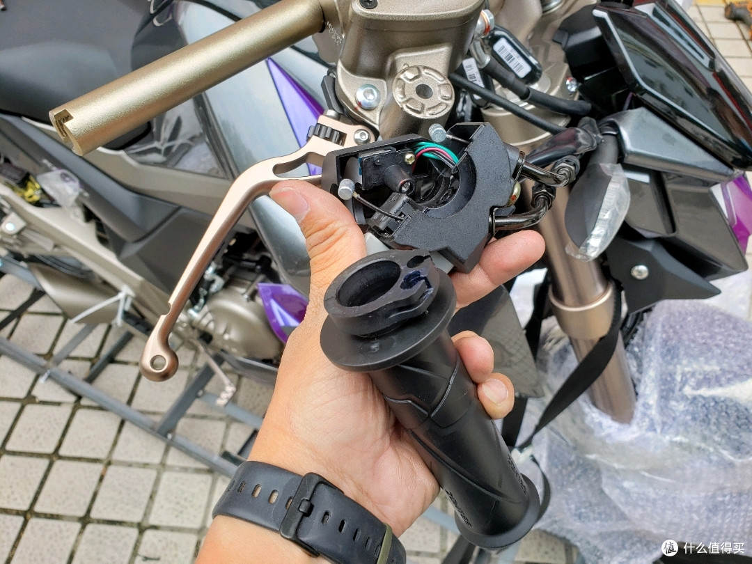 开箱一台国内最高配置150摩托车:启典150-u