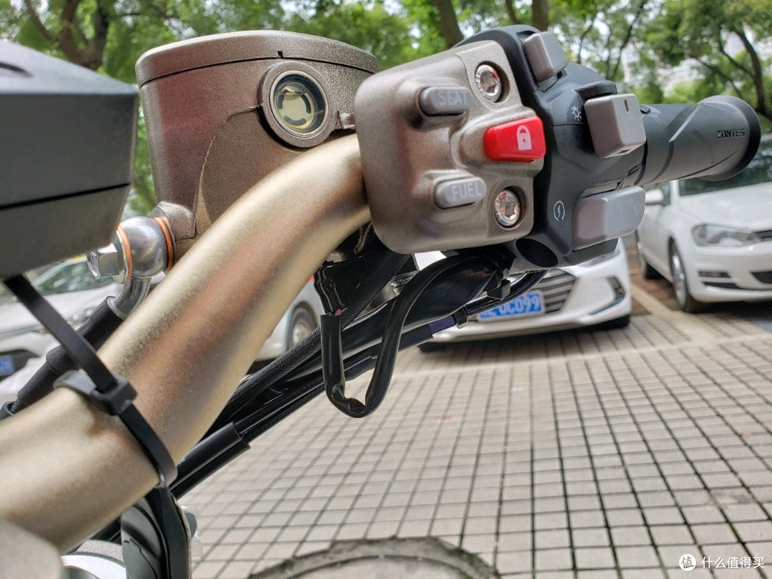 开箱一台国内最高配置150摩托车:启典150-u