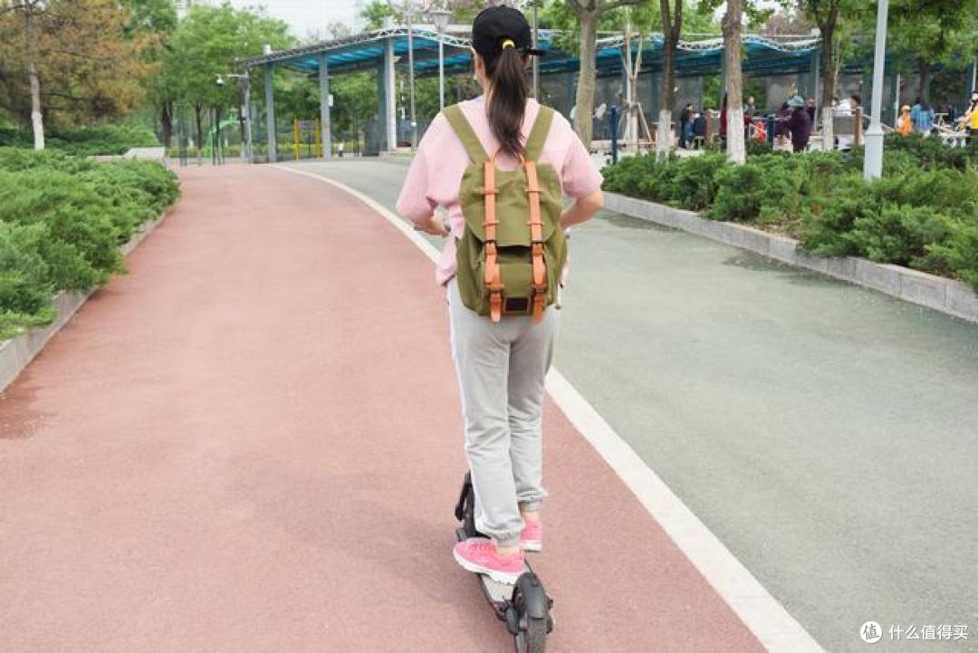 如今也是有车一族了,跟着“女新手”一起上路吧!联想M2电动滑板车