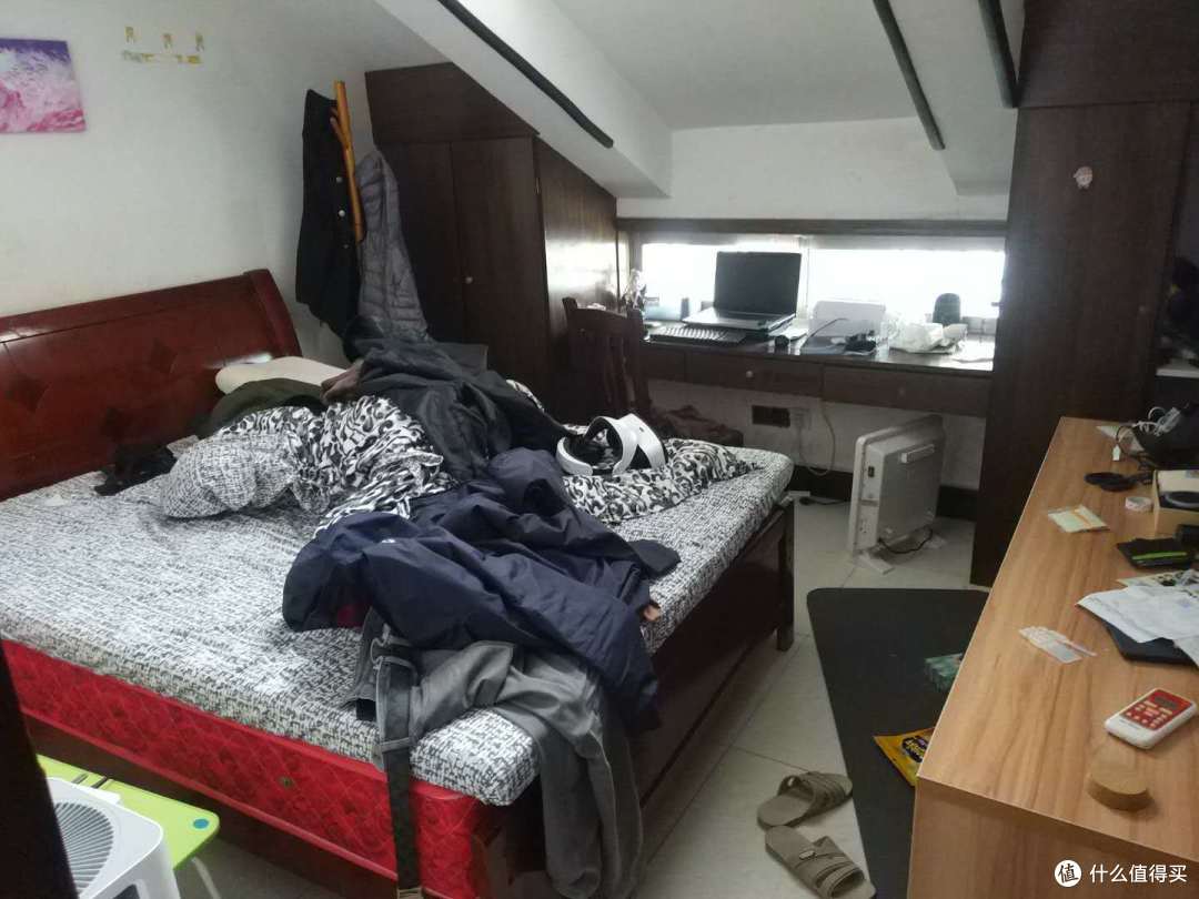 第二份工作租的房子，为了省钱住的阁楼，其实还蛮好的，底下是大学城各种夜宵外卖，房间很大有客厅卫生间，两间房，我一个人住，省会城市600每个月房租，还不错。之前租的房子1200一个月单身公寓在城市的边缘，进个城30公里。