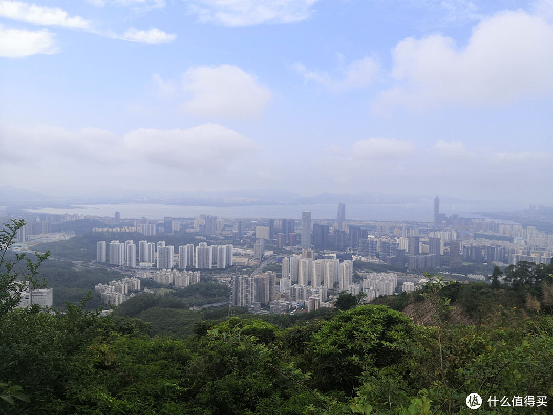 早上八點,我們相約在桃源地鐵站集合,便向著塘朗山公園的大門——龍珠