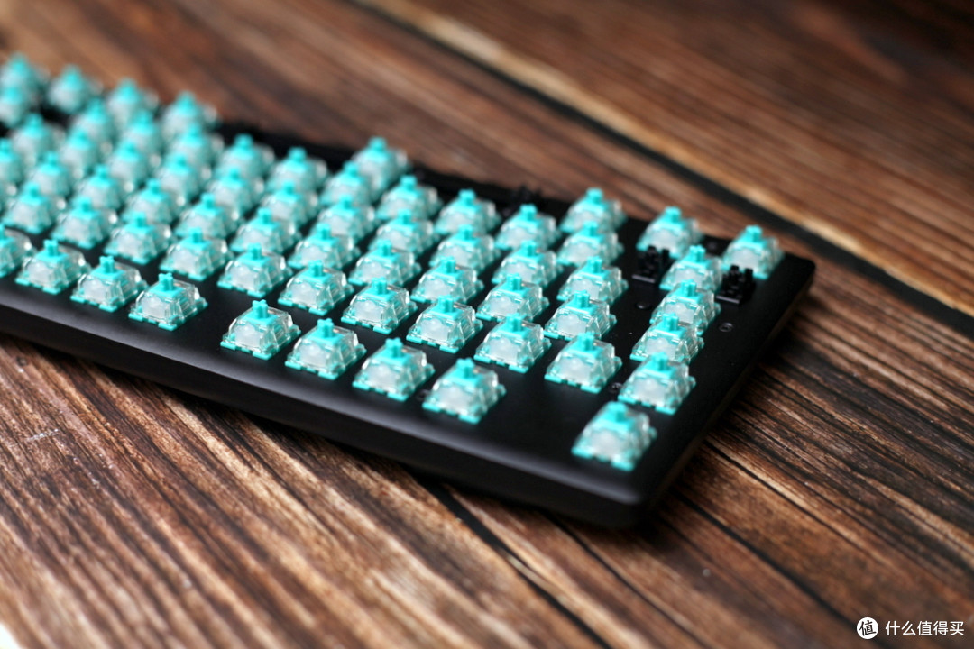 颜值与性能并存HyperX起源AQUA水轴RGB键盘