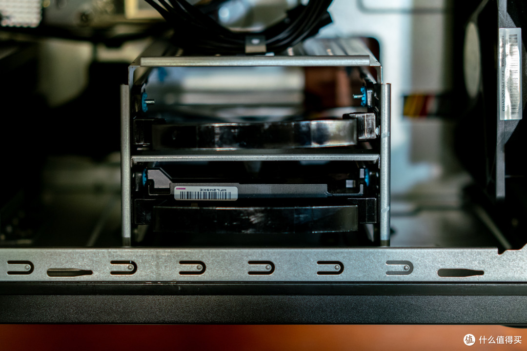 标配硬盘仓有两组3.