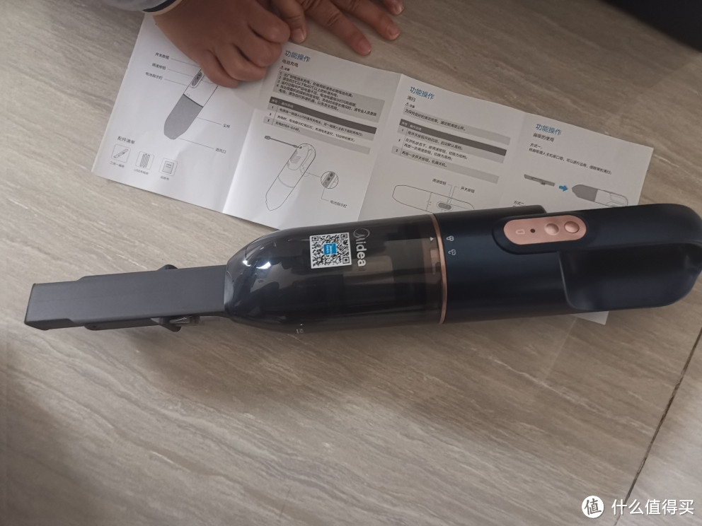 给自己的爱车配了个迷你吸尘器,又白送了一个爱清洁的娃