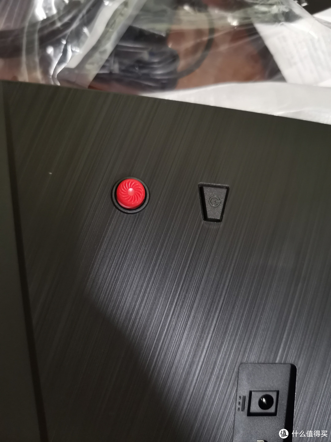 显示器背后红色的菜单控制按钮
