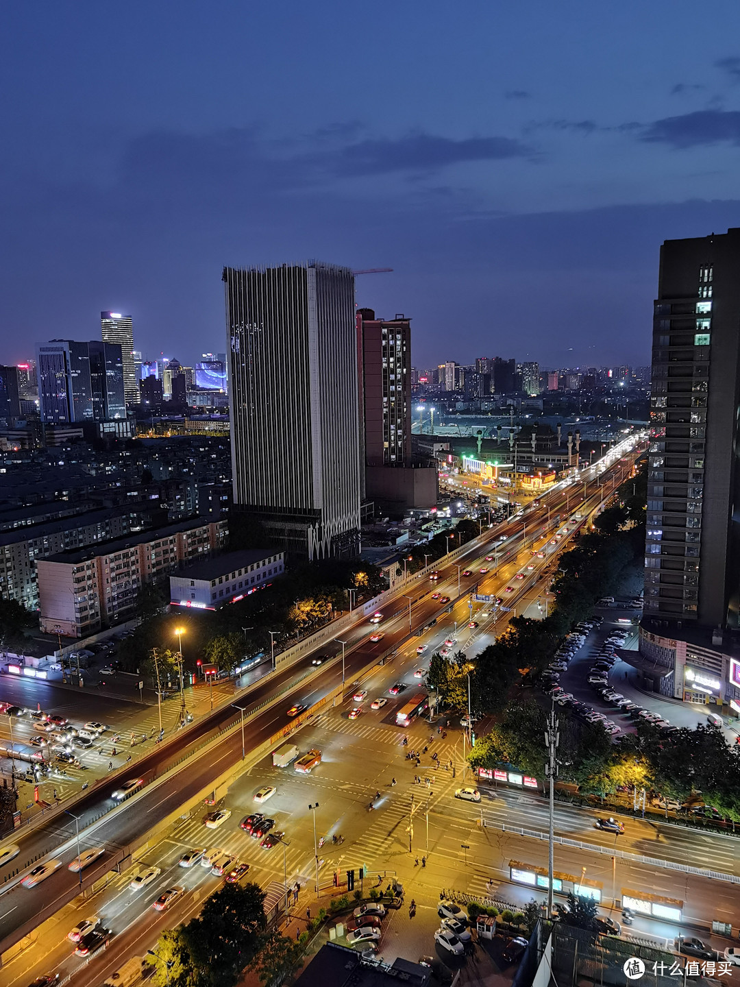 夜景来了，这个图肯定被压缩了，我只能说，原图非常赞，但是我也不觉得之前的S20有多差，甚至我觉得fold拍出来的夜景，也不寒碜。