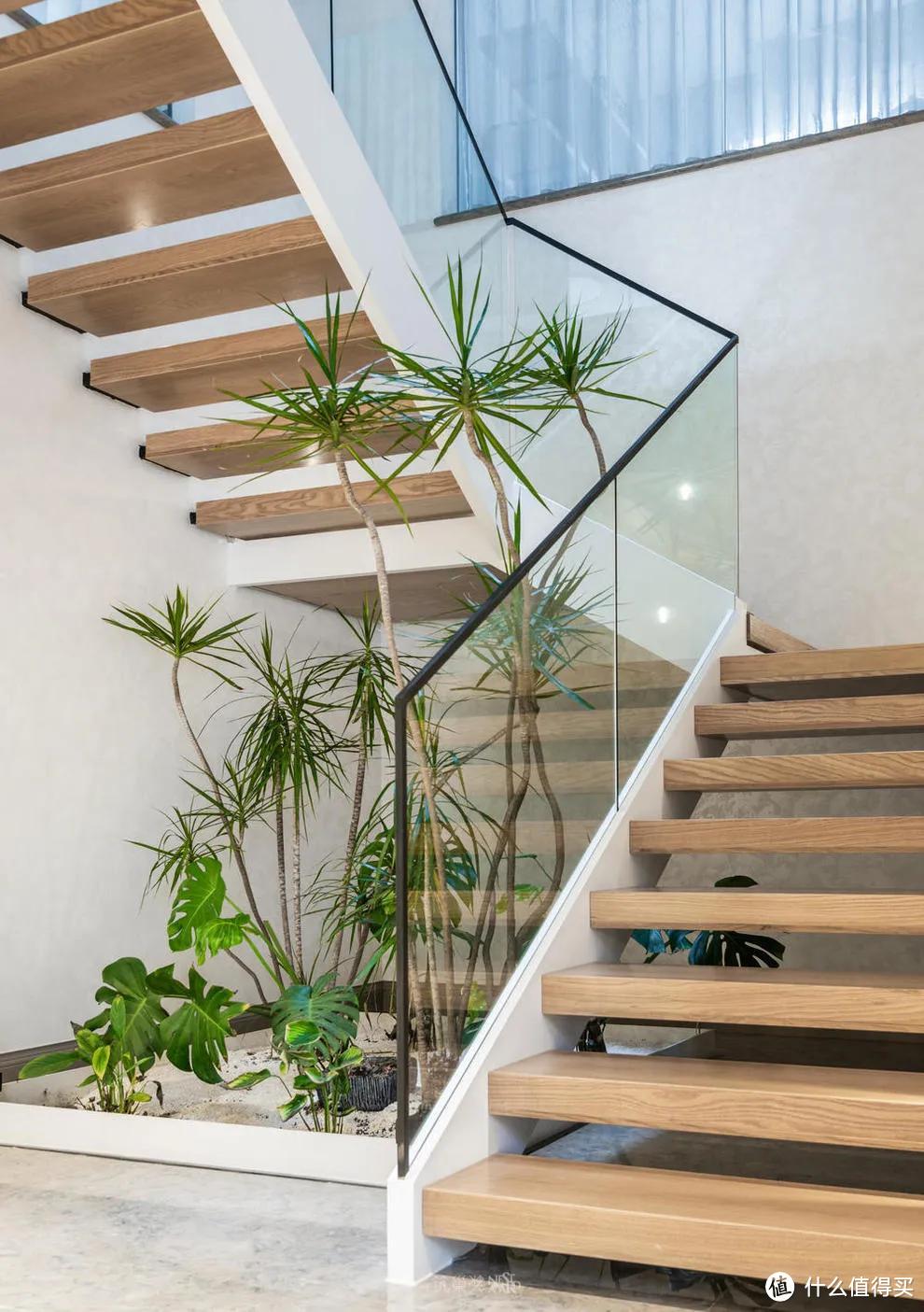 4层现代别墅设计，客厅植物墙效果太棒了！