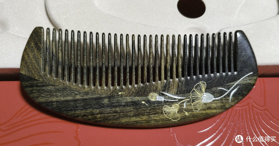 梳子带有木质清香，做工精细，梳齿圆润，使用舒适顺滑。
