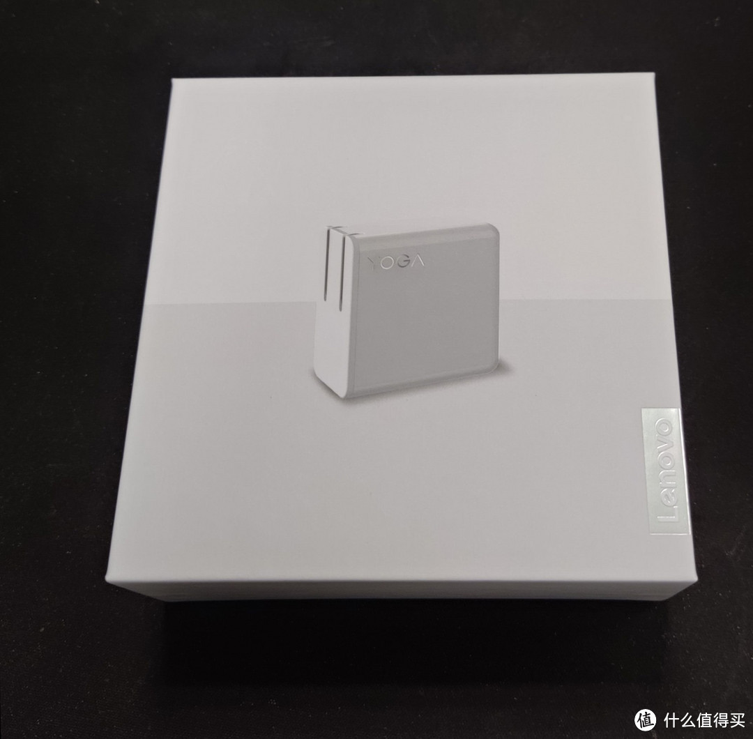包装盒正面简洁明了，有这款电源适配器的照片和Lenovo商标。