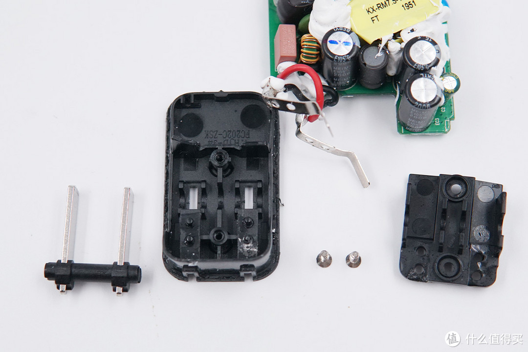 拆解报告：TORRAS图拉斯24W 1A1C快充充电器