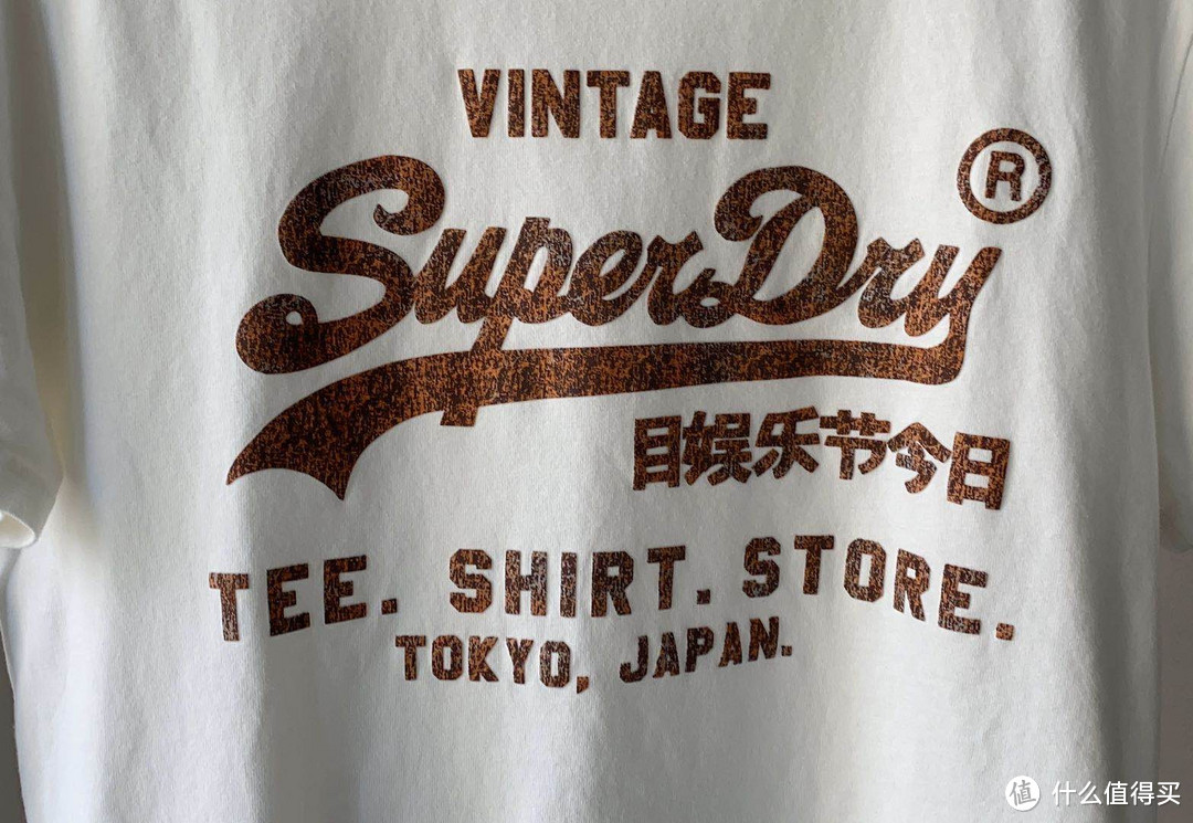 男生夏季想要穿出复古风，一件Superdry印花T帮你搞定