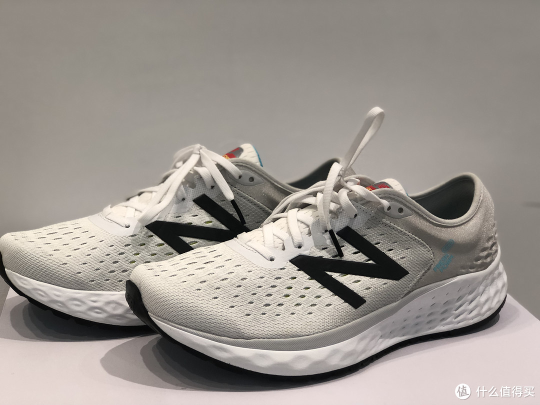 Nb fresh foam 1080 v9，老款*级缓震跑鞋来袭，时尚增高跑步兼具