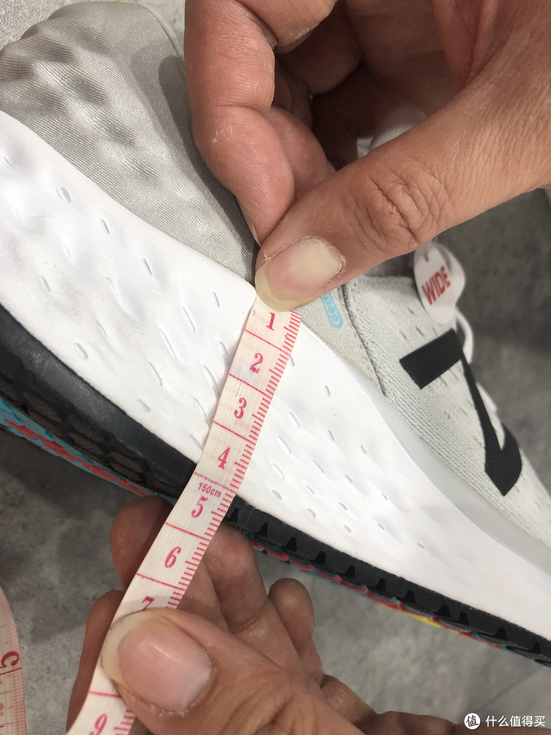 Nb fresh foam 1080 v9，老款*级缓震跑鞋来袭，时尚增高跑步兼具