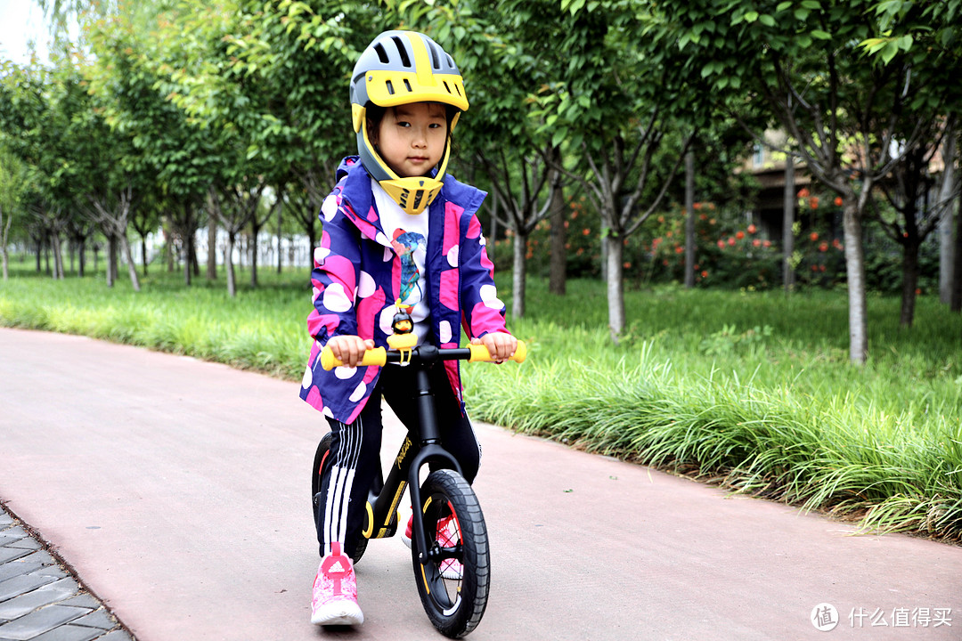 孩子的快速成长，每一步都需要你的帮助——柒小佰儿童场地竞技滑步车评测