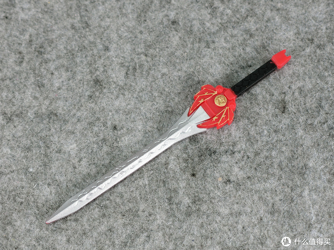 红衣战士的长剑，银色、金色和黑色为涂装，同样涂的很渣，红色塑料感很重