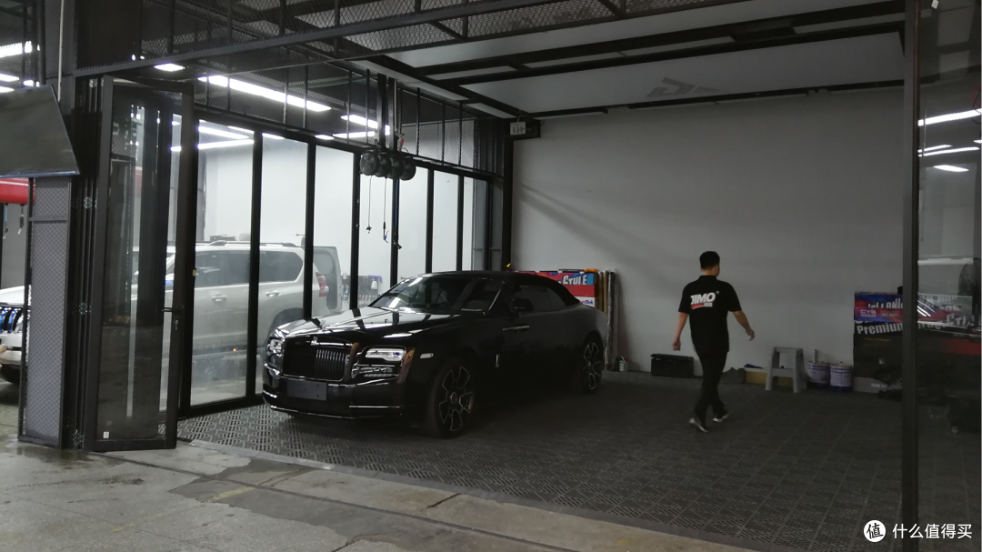 看我发现了谁？双R软顶敞篷版，壕是真的壕，尤其里面那浅蓝色的内饰太香了。