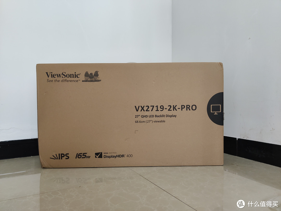 牛皮纸箱子包装正面写了具体的型号优派 VX2719-2K-PRO。