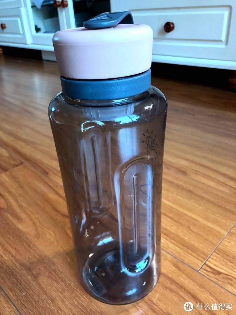 我目前的主力水杯乐扣乐扣tritanabf696yred1500毫升大容量水杯