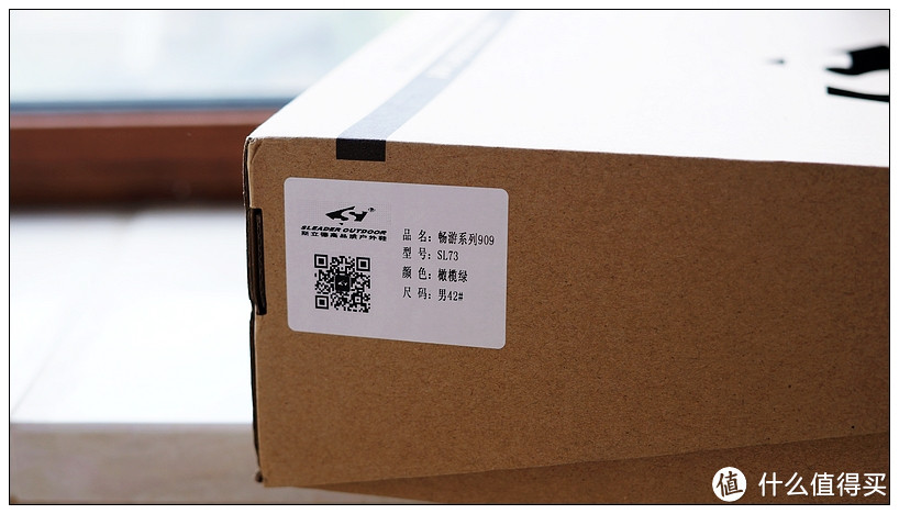 鞋盒侧面的标识，标注品名，型号，颜色及尺码等信息