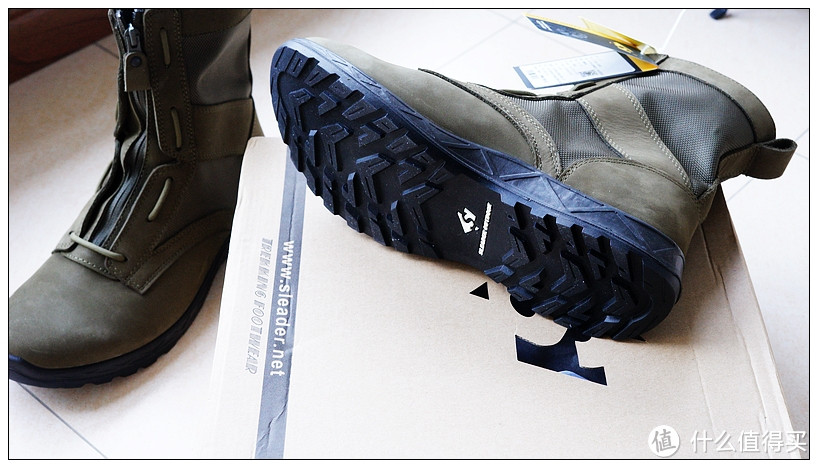 鞋底采用轻质聚氨酯，一体成型技术而成，具备耐磨，耐曲折，耐寒等特性，其大齿形状设计在户外能起到一定的防滑作用，同时其沟壑也可将水、泥等物体排出鞋底。