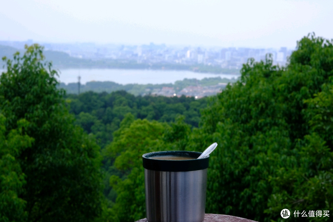 山中的亭子，刚好能够远眺西湖，风景不错，北面可以看到喜欢，南边可以看到钱塘江和钱江新城。还能看到亚运会场馆。