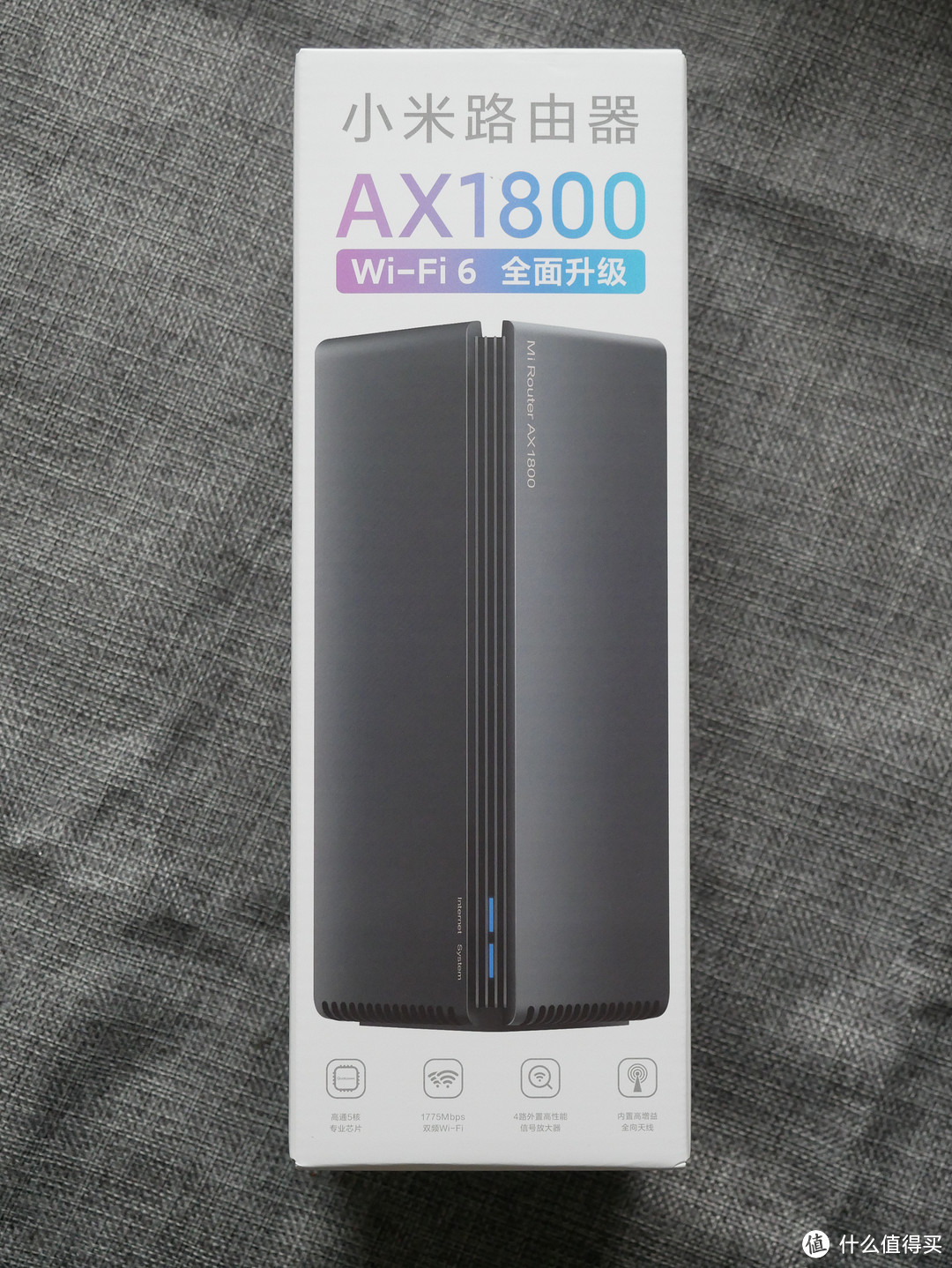 AX1800采用的是天线内藏的设计，整体设计感更好一些，颜值高，适合放在台面上。