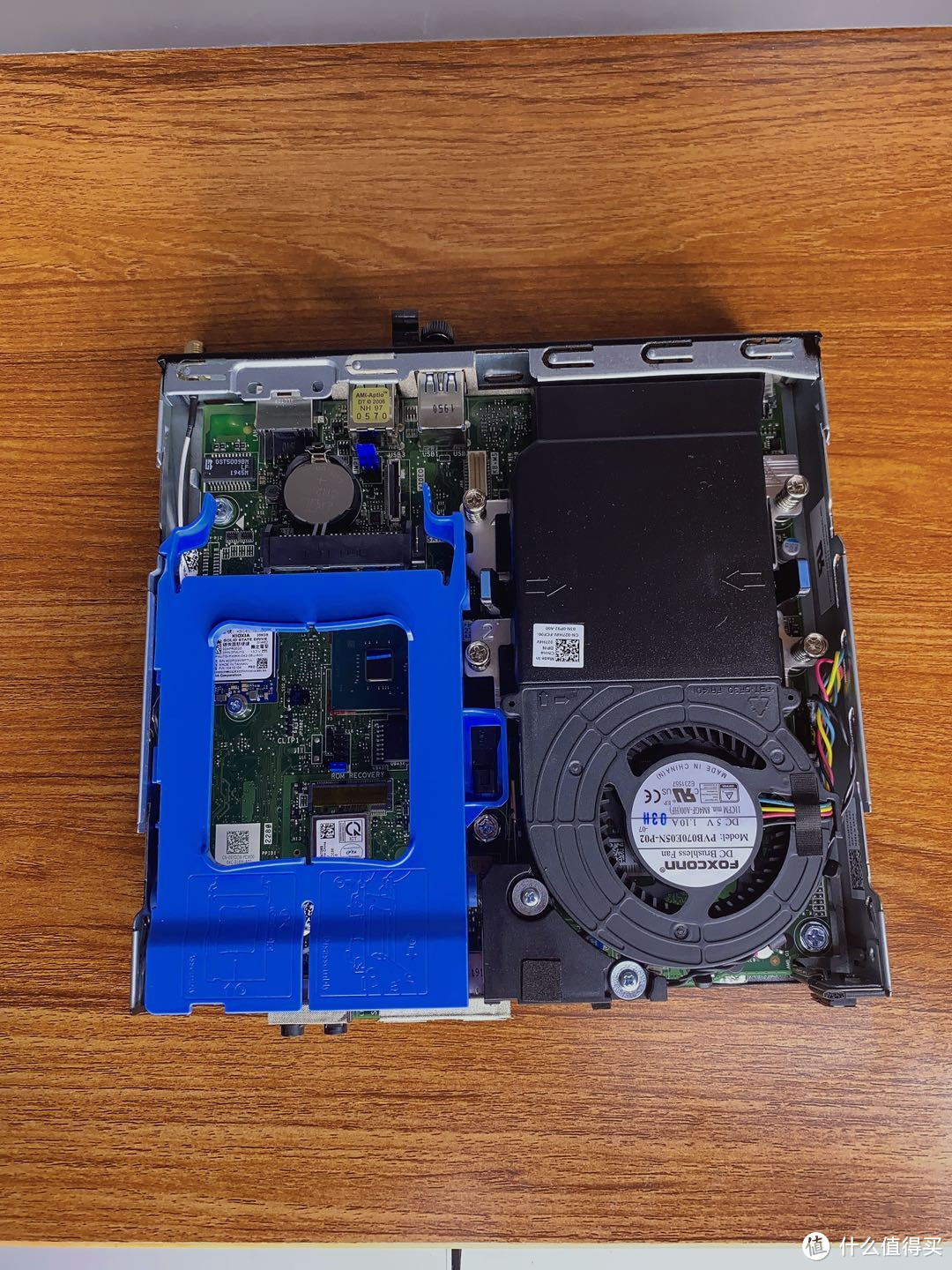 内部很简单，基本全是模块化，简单明了，蓝色架子是空出来的1 个内置 2.5 英寸硬盘，可以直接扩展机械硬盘