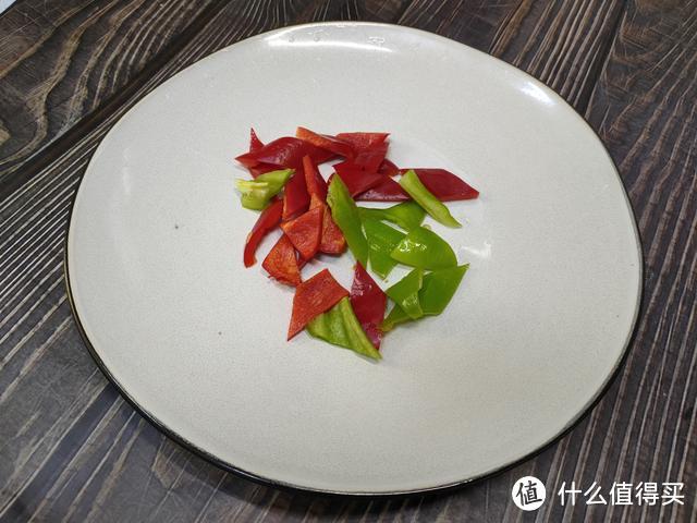 分享一道用菠萝入菜的菜肴“菠萝咕咾肉”，色泽诱人，酸甜开胃，喜欢吃菠萝的朋友一定要试试哦！